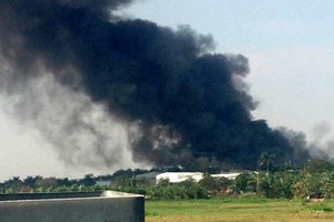 Khói đen bốc cao cả trăm mét tại khu công nghiệp Ngọc Hồi. Ảnh: Otofun