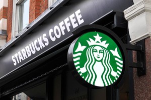 Người cứu Starbucks vượt khủng hoảng, bất ngờ từ chức