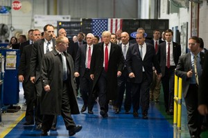 Trump và các trợ lý tới thị sát nhà máy của hãng Carrier ở bang Indiana. Ảnh: NYTimes
