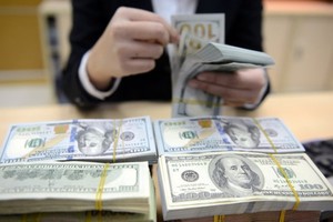 Tỷ giá USD chiều 6/12 vẫn ở mức cao, giá vàng quay đầu giảm mạnh