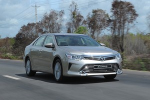 Toyota Camry mới giá từ 1,1 tỷ tại Việt Nam