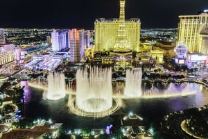 Lượng tiền xu du khách ném xuống đài phun nước được xử lý thế nào?