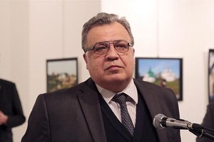 Nhìn lại ảnh đã chụp khoảnh khắc trước khi đại sứ Nga bị ám sát, nhiếp ảnh gia Ozbilici sốc khi phát hiện sát thủ đứng ngay sau lưng đại sứ. Ảnh: AP