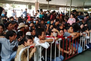 Xăng tăng giá mạnh, vé xe được dự đoán sẽ tăng, vấn đề đau đầu của những người đi làm ăn xa quê khi tết đến.