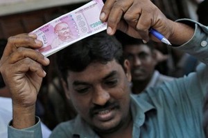 Người Ấn Độ đang rất chật vật gom đủ tiền mặt cho sinh hoạt hằng ngày. Ảnh: Reuters