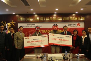 Lần đầu tiên có hai khách hàng cùng lĩnh thưởng giải đặc biệt Jackpot của Vietlott.