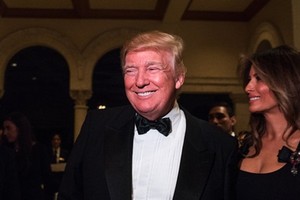 Tổng thống đắc cử Mỹ Donald Trump và vợ, bà Melania, có mặt tại buổi tiệc mừng năm mới ở Mar-a-Lago. Ảnh: New York Times