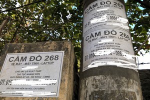 Cầm đồ, cho vay tín dụng đen bắt đầu được giới cho vay nặng lãi phát tờ rơi, dán quảng cáo khắp mọi nơi.