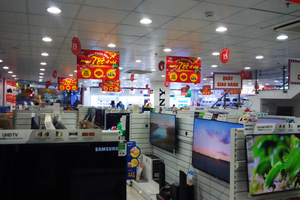 Tại các siêu thị điện máy vùng ven, dù đã triển khai rất nhiều chương trình khuyến mãi nhưng lượng khách đến tham quan mua sắm chưa nhiều.