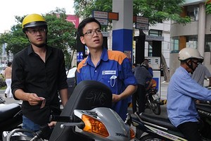 Giữ giá xăng, tăng giá dầu từ 15h