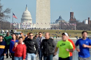 Du khách đi qua gần tòa nhà Quốc hội Mỹ, nơi sẽ diễn ra lễ nhậm chức của Trump ở Washington. Ảnh: Reuters