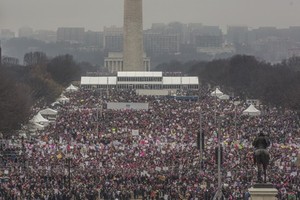 Đám đông tham gia cuộc "Tuần hành Chị em" ở Washington D.C hôm 21/1. Ảnh: Washington Post