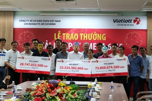 2 khách hàng TP HCM và 1 khách hàng Long An đến nhận giải ngày 8/2. Ảnh: Vietlott  