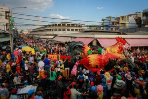 Nhiều lễ hội kéo dài sau Tết là một trong những nguyên nhân khiến người lao động chậm quay lại với công việc. Ảnh: Thành Nguyễn