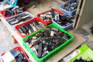 Chợ bán 'xác' thiết bị điện tử trên vỉa hè Sài Gòn