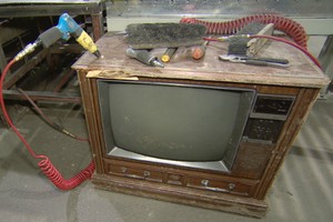 Đây là một trong hàng nghìn chiếc TV mà công ty tái chế tìm được số tiền khủng vẫn xử lý hàng ngày. Ảnh: Cbc. 