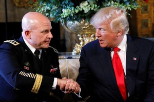 Tổng thống Donald Trump (phải) bắt tay tướng H. R. McMaster khi công bố quyết định bổ nhiệm tân cố vấn an ninh quốc gia Mỹ ở Florida hôm 20/2 (Ảnh: Reuters)