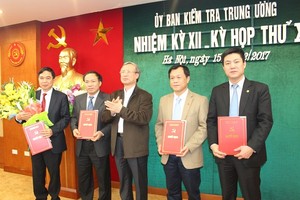 Đồng chí Trần Quốc Vượng, Ủy viên Bộ Chính trị, Bí thư Trung ương Đảng, Chủ nhiệm UBKT Trung ương trao Quyết định cho các đồng chí được điều động, bổ nhiệm.