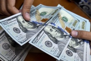 Sáng 21/2, giá vàng tiếp tục giảm, tỷ giá USD ngân hàng tăng cao