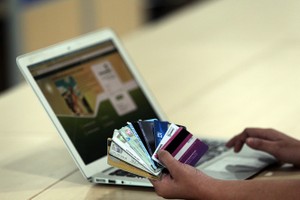 Khách hàng thận trọng với những lời mời nhận tiền trên trời rơi xuống. Ảnh: Đào Ngọc Thạch.