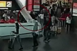 Hình ảnh từ camra an ninh cho thấy ông Kim Jong Nam bị tấn công từ phía sau - Ảnh: BBC