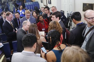 Các phóng viên báo chí xếp hàng hy vọng được vào cuộc họp báo Nhà Trắng hôm qua. Ảnh: AP