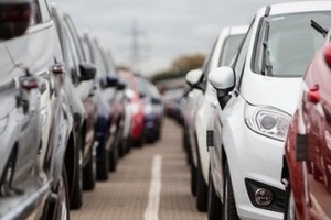 Ôtô nhập khẩu dưới 9 chỗ ngồi tăng vọt do thuế giảm.