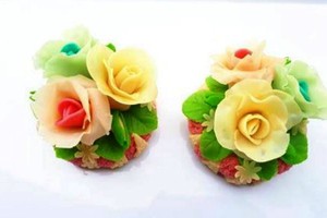 Hoa hồng 'ăn được' hút khách dịp 8/3