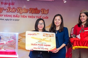 Vietjet trao tặng máy bay bằng vàng 1 kg  cho nữ hành khách may mắn