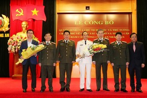 Bộ trưởng Tô Lâm cùng các đại biểu chúc mừng Thứ trưởng Lê Quý Vương. Ảnh MPS