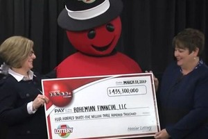 Công ty xổ số trao giải thưởng 435,3 triệu USD cho người đại diện. Ảnh: Cox