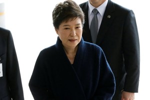 Cựu tổng thống Hàn Quốc Park Geun-hye đến gặp cơ quan công tố. Ảnh: Reuters