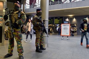 Lính Bỉ tuần tra ở nhà ga trung tâm thành phố Antwerp. Ảnh: Reuters