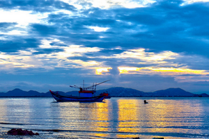 Biển Quy Nhơn đẹp kiêu sa mơ mộng (Ảnh: Vo Xuan Hiep)