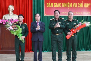 Trung tướng Võ Minh Lương, Bí thư Tỉnh ủy Lâm Đồng Nguyễn Xuân Tiến chúc mừng Thiếu tướng Du Trường Giang và Đại tá Nguyễn Bình Sơn. Ảnh QK7