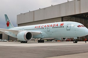 Hành khách quay cảnh cánh máy bay xả nhiên liệu trên không