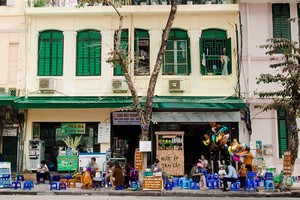 Các hộ kinh doanh có mặt bằng liên quan đến vỉa hè đô thị hiện đóng góp trên dưới 10% GDP. Ảnh: Quỳnh Trang