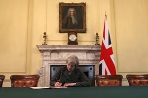 Thủ tướng Theresa May ký bức thư lịch sử kích hoạt quá trình rời Liên minh châu Âu. Ảnh: Reuters.