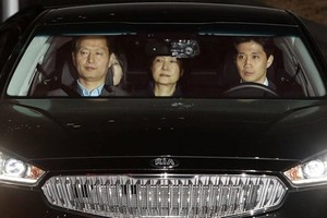 Công tố viên đưa cựu tổng thống Hàn Quốc Park Geun-hye tới trung tâm giam giữ ở ngoại ô thủ đô Seoul. Ảnh: Kyodo