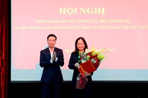 Trưởng ban Tuyên giáo Trung ương Võ Văn Thưởng trao quyết định bổ nhiệm lại Phó Trưởng ban Tuyên giáo Trung ương Lâm Phương Thanh.