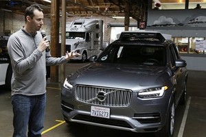 Levandowski giới thiệu hệ thống tự lái của Uber gắn trên xe. Ảnh: AP
