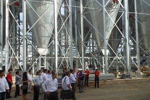 Đại biều tham quan Nhà máy chế biến thưc ăn thủy sản Tập đoàn Sao Mai