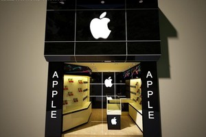 Những biển hiệu thế này được cho là xâm phạm quyền sở hữu trí tuệ của Apple. 