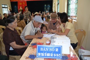 Việc chi trả lương hưu hiện nay chủ yếu là bằng tiền mặt