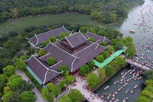 Bến thuyền Tràng An đông nghẹt người ngày khai hội