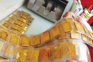 Thị trường tài chính 24h: Nội xả ồ ạt, ngoại gom mạnh