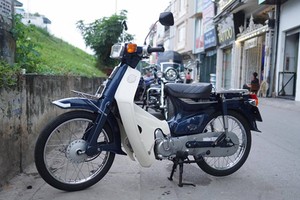Honda Super Cub 70 Custom đời 1998 tại Hà Nội. Ảnh: Thanh Phúc