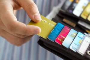 Dùng thẻ ghi nợ một cách hợp lý còn có thể hỗ trợ bạn trong đầu tư kinh doanh.