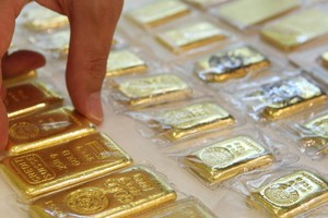 Sáng 24/4, giá vàng trong nước và thế giới đồng loạt lao dốc