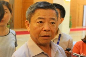 Ông Võ Kim Cự trong vòng vây báo chí tại kỳ họp trước, khi dư luận đặt vấn đề trách nhiệm của ông trong việc đưa Formosa về Hà Tĩnh.